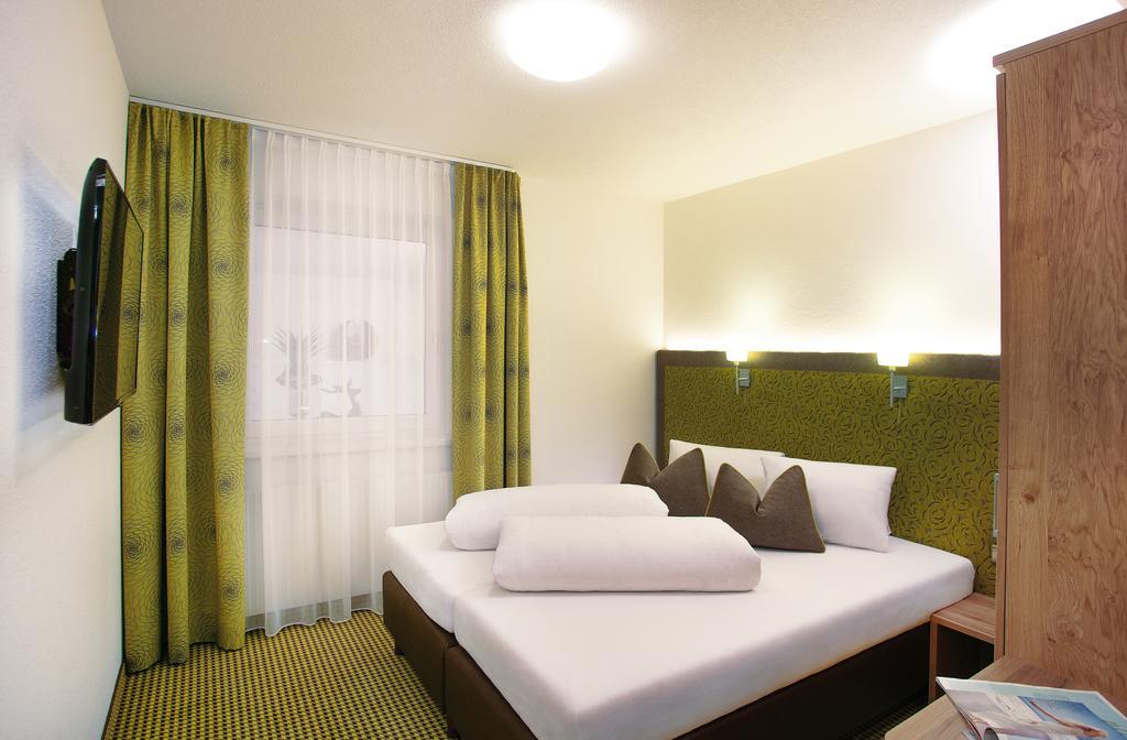 Hotel Garni Chasa Sulai Ischgl Room photo